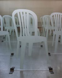 Foto: Jorge Sánchez Di Bello, Der leere Stuhl - La silla vacía, Installation, 30 Glasscheiben 115cm x 80cm x 0,06 cm, Sandgestrahlt und Stahlständer, 2020 - 2021.