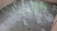 Foto: Jorge Sánchez Di Bello, Der leere Stuhl - La silla vacía, Installation, 30 Glasscheiben 115cm x 80cm x 0,06 cm, Sandgestrahlt und Stahlständer, 2020 - 2021.